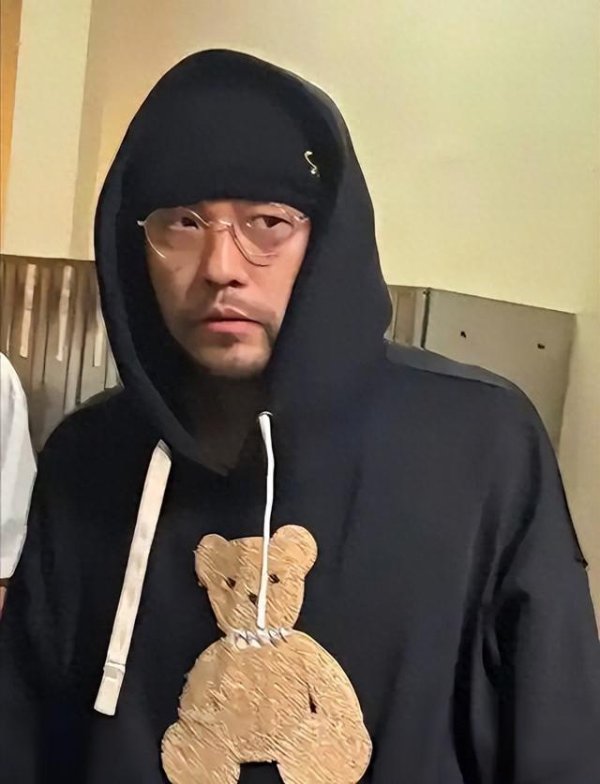 嗨牛股票 被病痛折磨，46岁周杰伦近况曝光，靠友人搀扶，上厕所都要靠别人