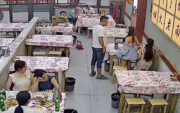 鼎盛配资 两女生吃夜宵遭邻桌陌生男子“摸头”，要求道歉反遭其同伴辱骂